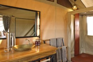Serengeti ubuntu camp bathroom